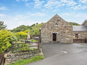 Fairbourne barn conversion with hot tub