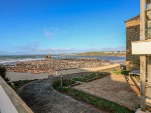 Luxury seaside apartment with beach access