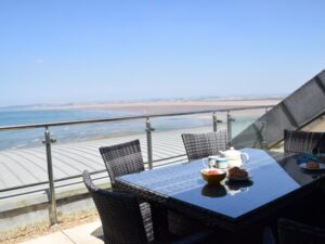 Westward Ho family friendly flat sleeps 6