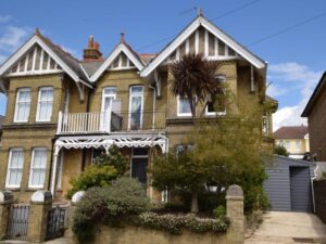 Shanklin large seaside cottage sleeps 8