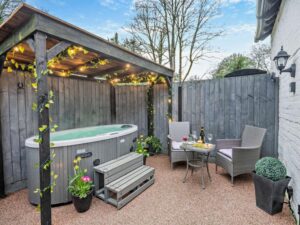 Dorset one bed hot tub cottage for couples