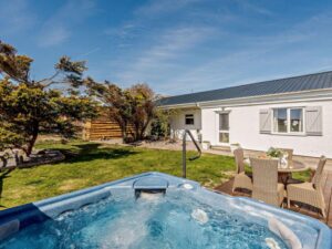 Rhosneigr pet friendly hot tub cottage