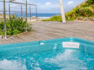 Cornwall beach house with hot tub sleeps 10