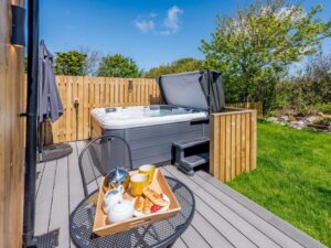 Woolacombe one bed pet friendly hot tub lodge