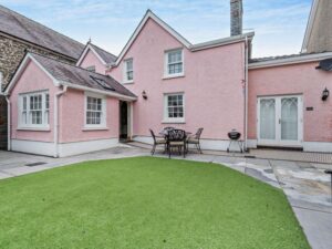 Aberaeron pet friendly coastal sleeps 6