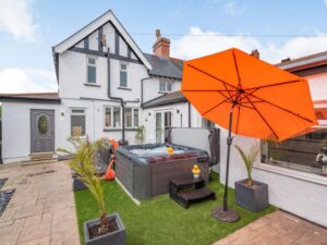 Conwy hot tub cottage sleeps 6