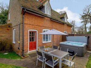 Suffolk budget hot tub cottage sleeps 5