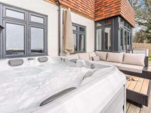 Kent luxury hot tub cottage sleeps 6