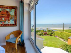 Ogmore by Sea beach house sleeps 6