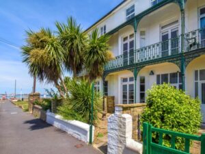 East Cowes dog friendly sleeps 8