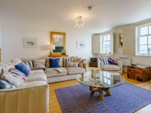 Tenby beachside apartment sleeps 4