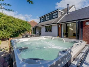 Yarmouth luxury hot tub cottage