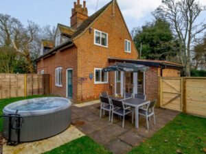 Suffolk beachside hot tub cottage