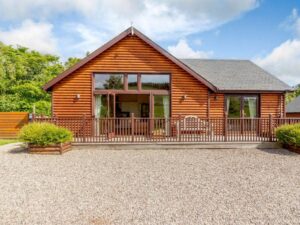 Luxury timber lodge with hot tub