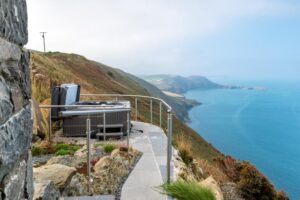 Cliff top hot tub cottage sleeps 4