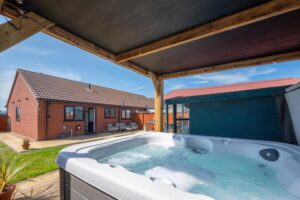 Two bed bungalow with private hot tub