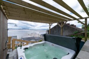 Luxury cottage with deck and hot tub