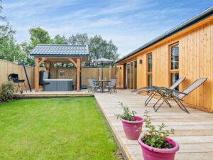 Luxury timber clad cottage with hot tub