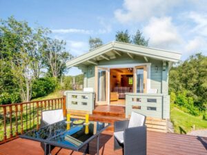 Stylish one bedroom lodge with hot tub