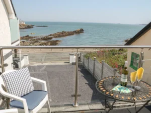 Beachfront cottage with sea views sleeps 4