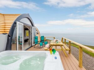 Stylish hot tub lodge near beach sleeps 4