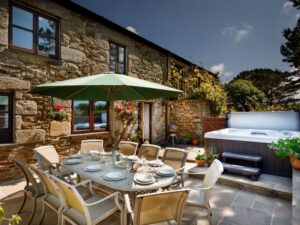 Portreath group cottage with a hot tub