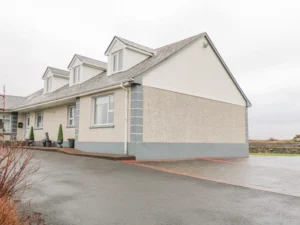 Two bedroom cottage with sea views