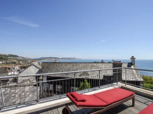 Second floor apartment with sea views