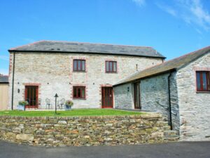 Boscastle converted barn with private hot tub