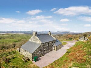 Farmhouse with private hot tub sleeps 10