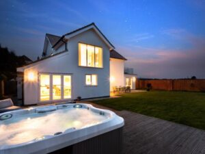 Norfolk pet friendly hot tub cottage sleeps 8