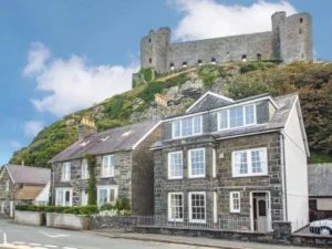 Harlech large coastal cottage sleeps 12