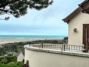 Sea view apartment with private balcony