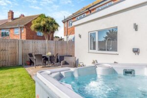 Seaside holiday cottage for 8 with hot tub