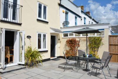 Bridport pet friendly budget cottage