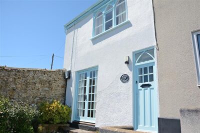 Lyme Regis coastal cottage with beach hut