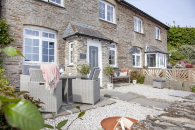 Chic pet friendly coastal cottage sleeps 8