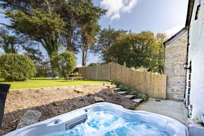 Hot tub cottage near the coast