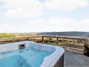 Detached farmhouse with private hot tub