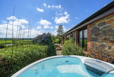 Hot tub cottage with coast nearby