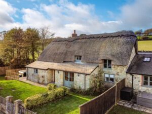 Dog friendly thatched cottage with hot tub