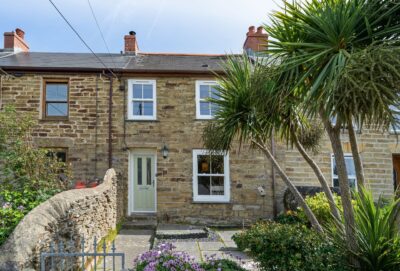 Sea view cottage with private courtyard