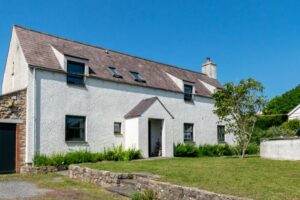 Three bed hot tub cottage near beach