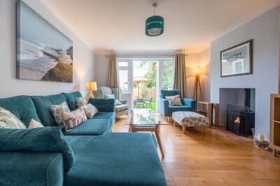 Dog friendly chalet style cottage near beach