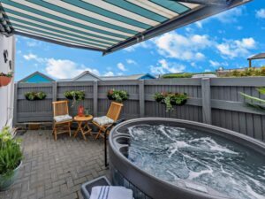 Seafront apartment with hot tub