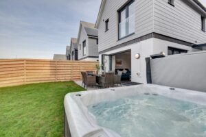 Beachside hot tub cottage for five