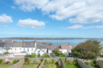 Appledore contemporary cottage sleeps 6