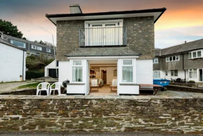 Helford beachfront apartment sleeps 6