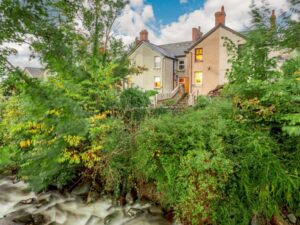 Budget period cottage near the coast