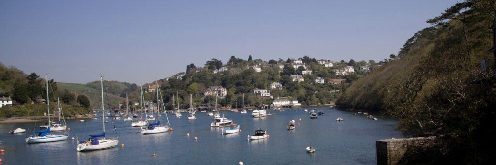 Noss Mayo Cottages with Wi-Fi Sleeps 6